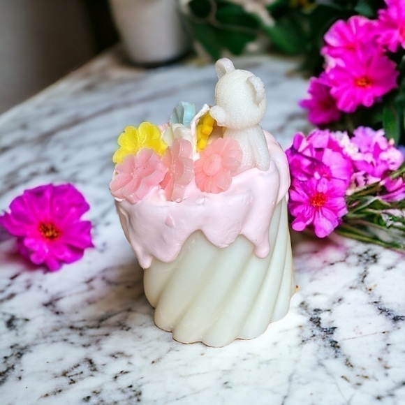 ⚠️SALE Candle // Handmade Flowers And Teddy Bear Shaped Candle SEND OFFERS - Picture 3 of 5